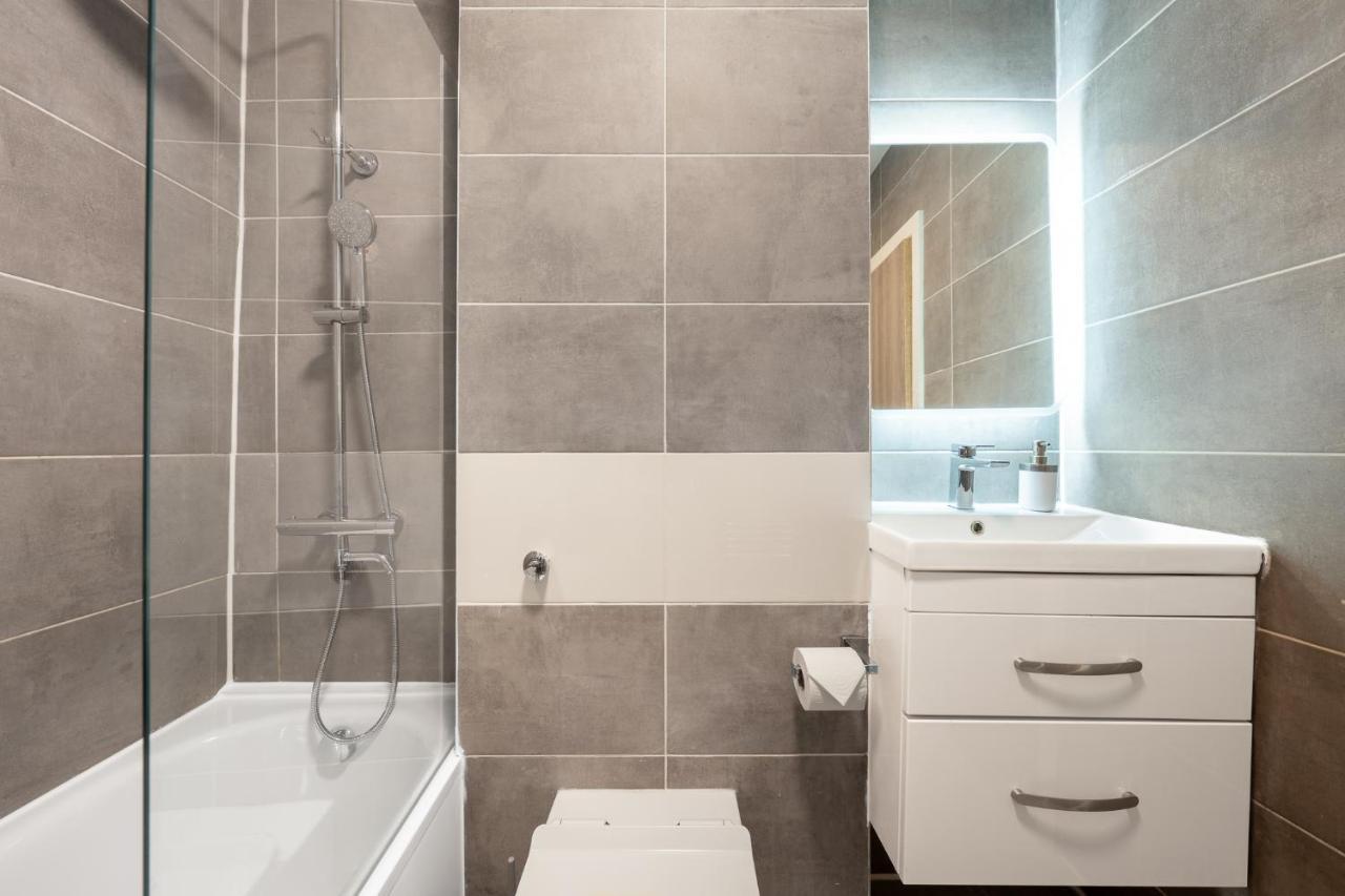 Ashview 8 - Heathrow - Business - Free Parking Daire Staines-upon-Thames Dış mekan fotoğraf